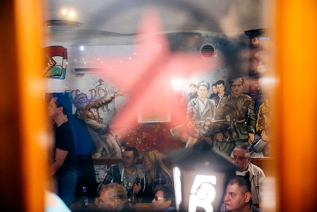 Halhatatlanok napja-a PestiSrácok.hu szerkesztősége tiszteleg  a világ legnagyobb szárazföldi hadseregével szemben fegyvert fogó forradalmárok, a pesti srácok előtt november 4-én a II. kerületi Bem József téren és a közeli Revolution ’56 Szabadságharcos Sörözőben.Fotó: Horváth Péter Gyula