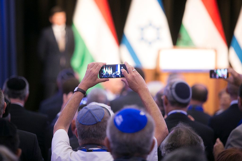 Orbán Viktor miniszterelnök  Benjámin Netanjahu izraeli miniszterelnök részt vesz a holokauszt áldozatainak emlékére tartott megemlékezésen az Emanuel Emlékfánál, a Dohány utcai zsinagóga udvarán 2017. július 19-én. A magyar miniszterelnök és izraeli vendége a látogatással a Mazsihisz meghívásának tesz eleget. Fotó: Horváth Péter Gyula
