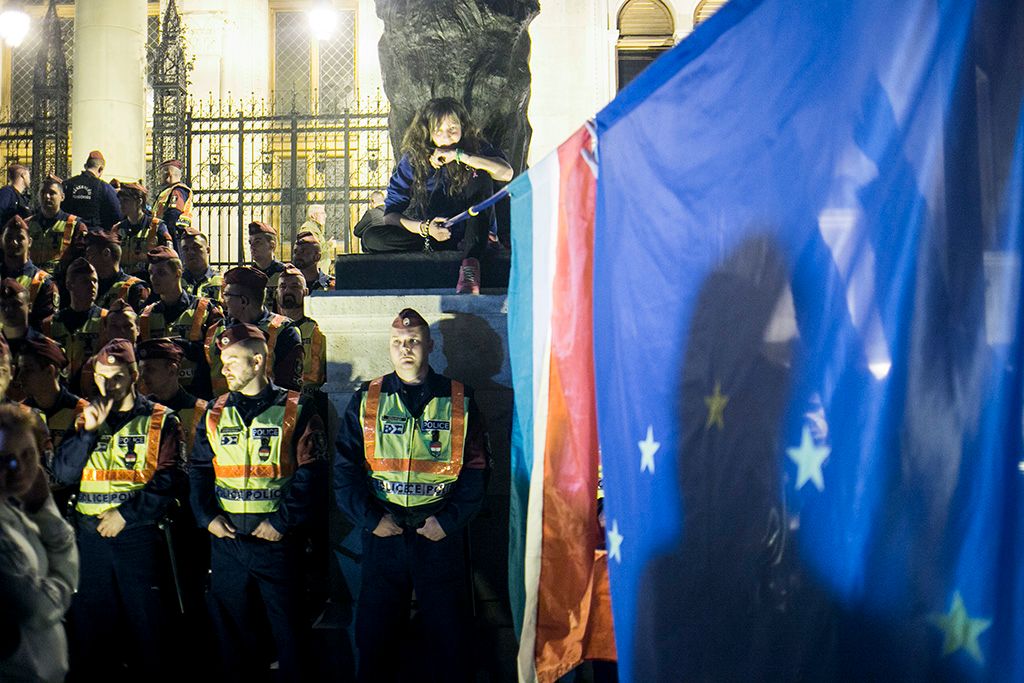 A CEU előtt demonstrálók egy csoportja a Parlamenthez vonult Fotó: Horváth Péter Gyula