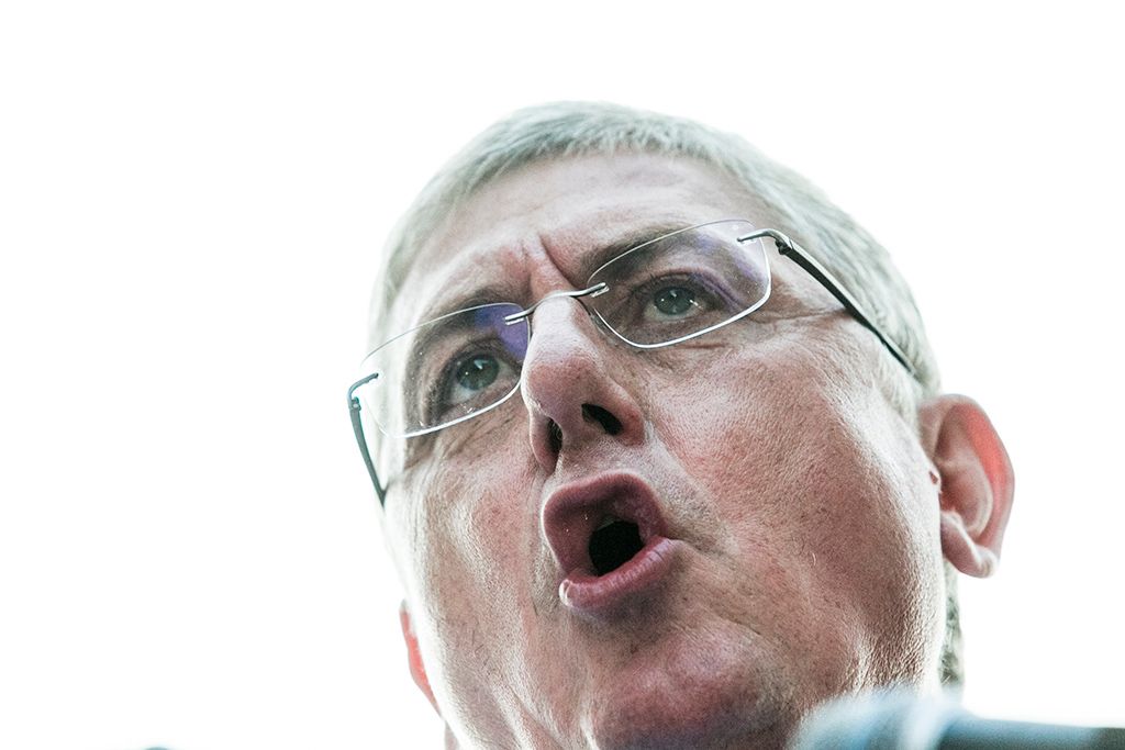 Gyurcsány Ferenc, a Demokratikus Koalíció (DK) elnöke, volt szocialista miniszterelnök beszédet mond a párt Utcára, európai magyarok! címmel meghirdetett kormányellenes demonstrációján a belvárosi Kossuth Lajos tér és Alkotmány utca sarkánál Fotó: Horváth Péter Gyula