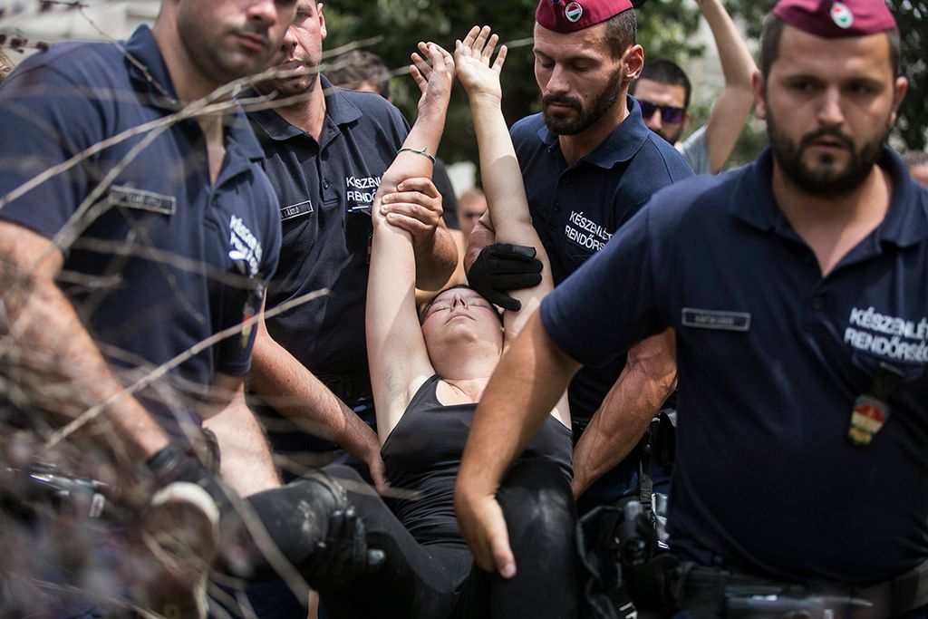 Budapest, 2016. június 28. Ligetvédők nevű civil mozgalom aktivistái, felmásztak a Közlekedési Múzeum kéményére és ablakaira a helyszínen zajló építkezésnél tartott demonstráció során. Fotó: Horváth Péter Gyula