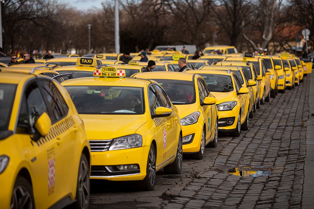 Látványos taxis demonstráció volt Budapesten a Hősök terén 3-HPGy