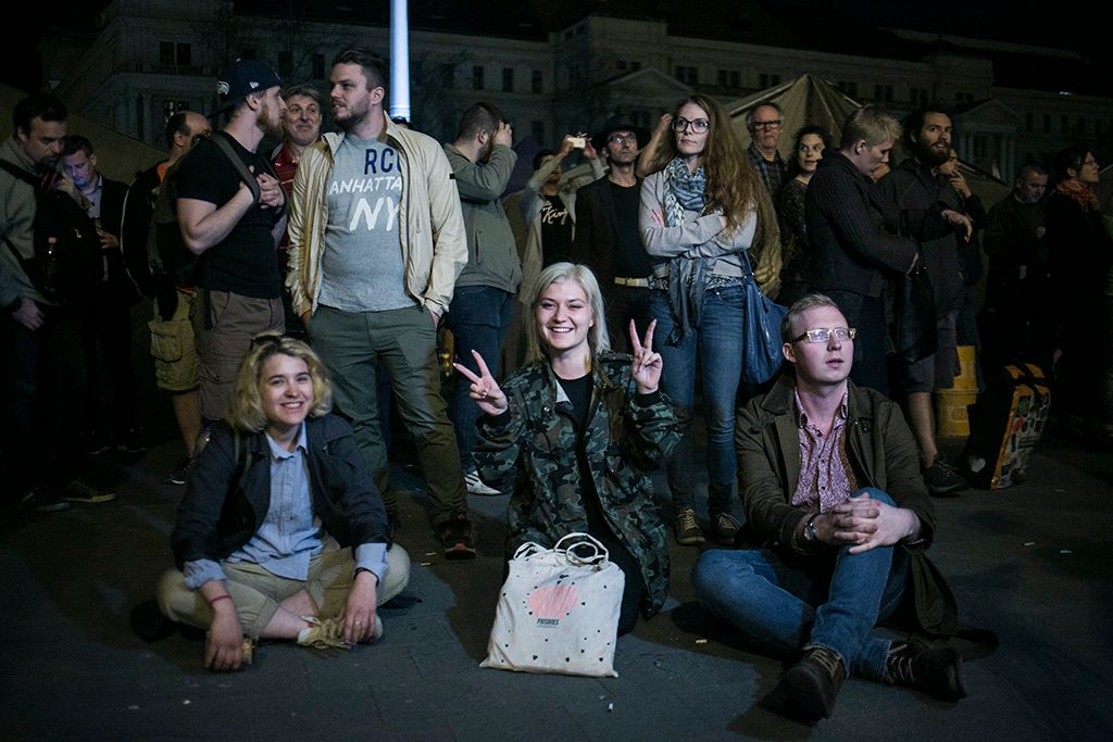 A CEU előtt demonstrálók egy csoportja a Parlamenthez vonult Fotó: Horváth Péter Gyula