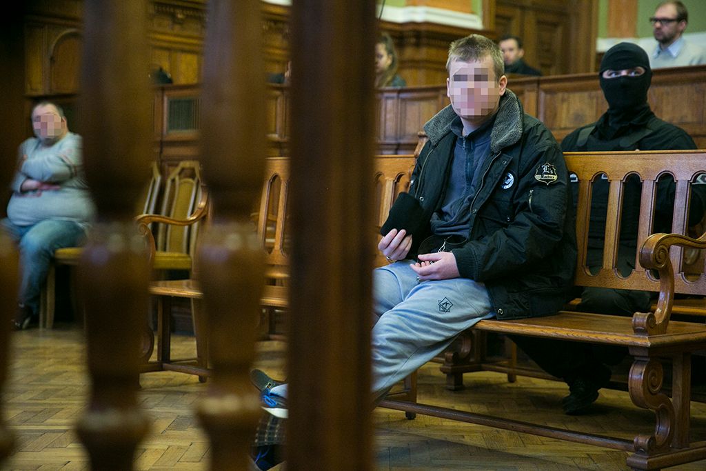 A 2016. szeptember 24-ei Teréz körúti robbantás vádlottja az ellene előre kitervelten, aljas indokból, több ember és hivatalos személy sérelmére több ember életét veszélyeztetve elkövetett emberölés bűntettének kísérlete és más bűncselekmények miatt indult per első tárgyalási napján a Fővárosi Törvényszéken 2018. január 31-én. Fotó: Horváth Péter Gyula