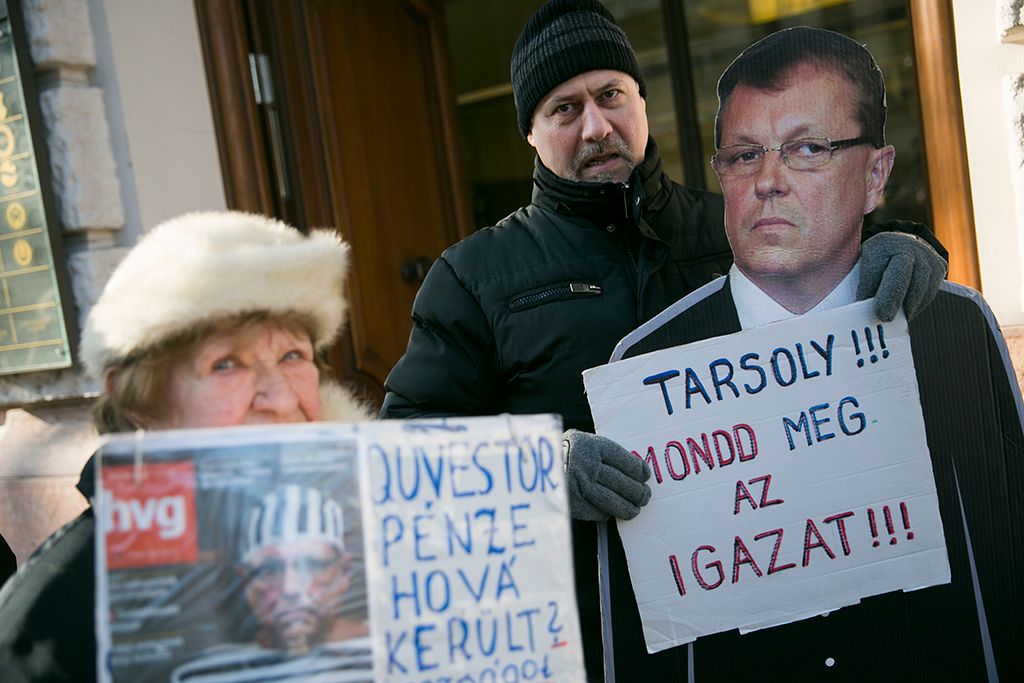 Quaestor Károsultak Közössége demonstrációt tart a Budapest 2024 Zrt. irodájánál.