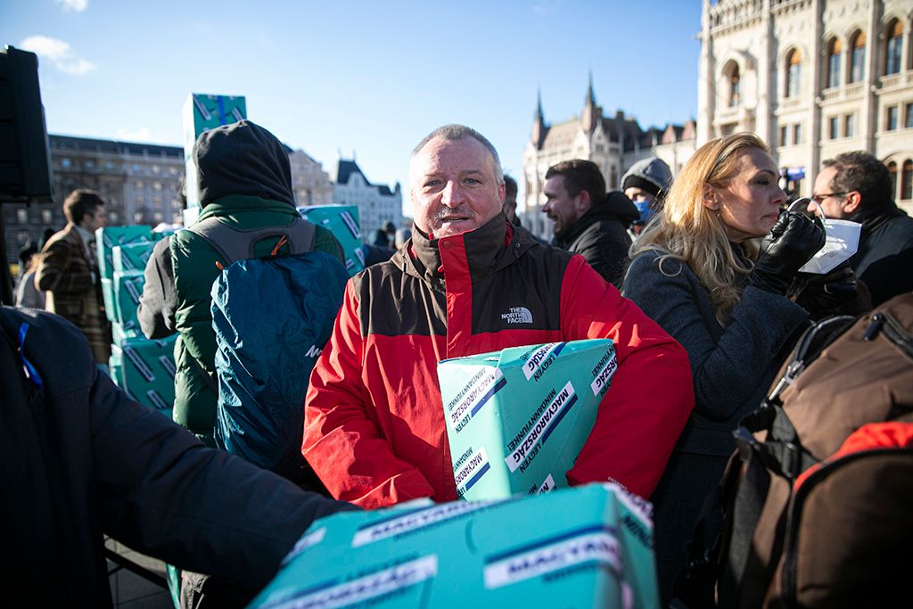 Élőlánccal viszi az ellenzék az aláírásokat a választási irodához 9-HPGy