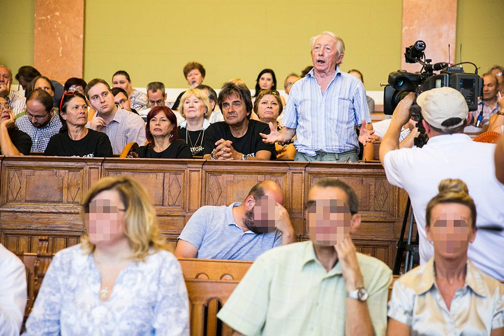 Quaestor - Megkezdődött az ügy tárgyalása a Fővárosi Törvényszéken. Tarsoly Csaba a tárgyalóteremben az ellene és társai ellen indított büntetőper tárgyalásán a Fővárosi Törvényszéken 2016. július 12-én. Az ügyészség öt vádpontban 5458 rendbeli csalást és sikkasztást ró a vádlottak terhére. A Tarsoly Csabát érintő cselekmények száma a vád szerint 753 rendbeli. Fotó: Horváth Péter Gyula