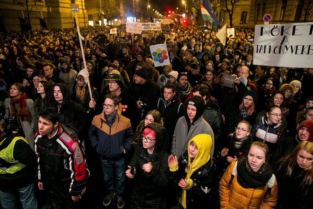 A Demonstrálj az oktatásért címmel a közösségi médiában meghirdetett tüntetés az Alkotmány utcában a Kossuth térnél 2018. január 19-én.Fotó: Horváth Péter Gyula