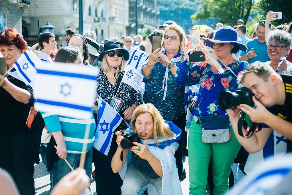Az Élet menetének résztvevői  Budapesten, az Erzsébet híd pesti hídfőjénél 2018. május 13-án. A holokauszt áldozataira emlékező emléksétát tizenhatodik alkalommal rendezték meg. Fotó: Horváth Péter Gyula