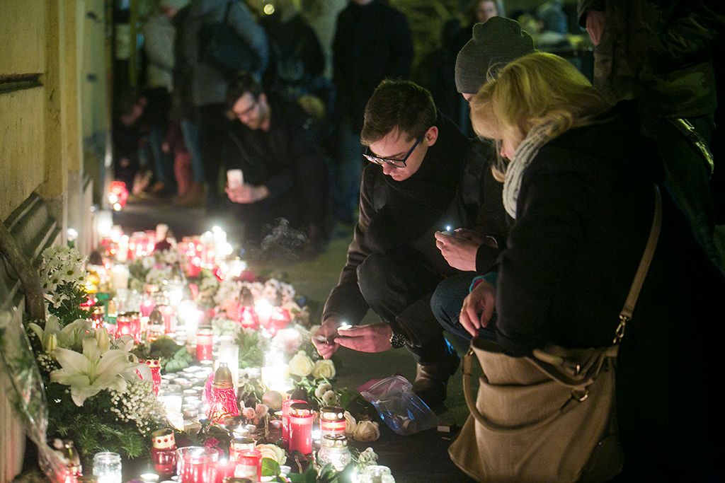 Megemlékezést tartottak a pének éjjel olaszországi buszbalesetben elhunytak gimnáziuma előtt Fotó: Horváth Péter Gyula