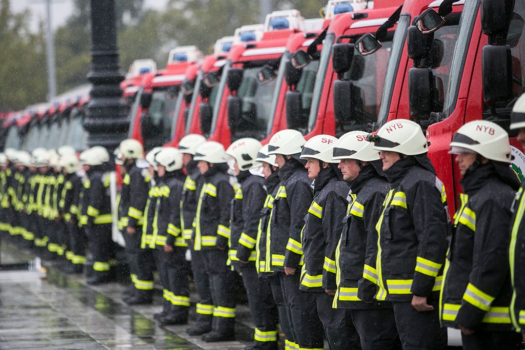 Új tűzoltóautók az átadóünnepségen a Hősök terén 2017. szeptember 21-én. Huszonöt új tűzoltóautóval bővűl a katasztrófavédelem járműparkja a járművek 16 megyébe kerülnek, összértékük meghaladja a hárommilliárd forintot. Fotó: Horváth Péter Gyula