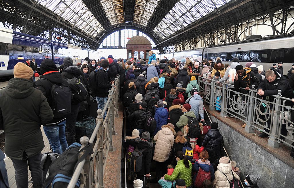 Vonatra várnak emberek a nyugat-ukrajnai Lviv legnagyobb pályaudvarán, hogy elhagyják az országot az Ukrajnát ért orosz támadás miatt MTI/EPA/Mykola Tys