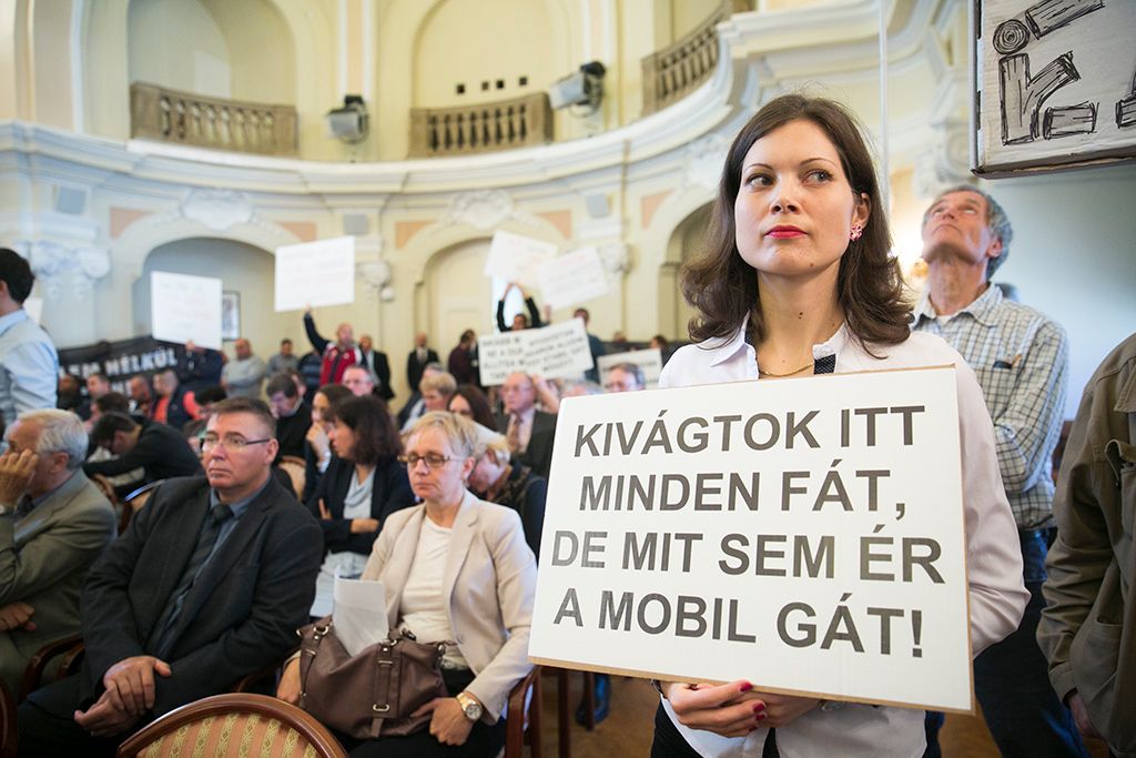 A római-parti védmű megépítése ellen demonstrálók a Fővárosi Önkormányzat Közgyűlésén a Városháza dísztermében 2017. szeptember 27-én. Fotó: Horváth Péter Gyula
