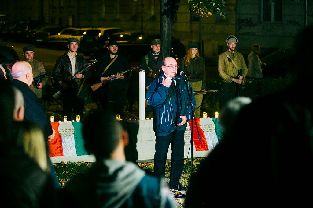 Varga János szabadságharcos a Halhatatlanok napjan- PestiSrácok.hu szerkesztősége tiszteleg  a világ legnagyobb szárazföldi hadseregével szemben fegyvert fogó forradalmárok, a pesti srácok előtt november 4-én a II. kerületi Bem József téren és a közeli Revolution ’56 Szabadságharcos Sörözőben.Fotó: Horváth Péter Gyula