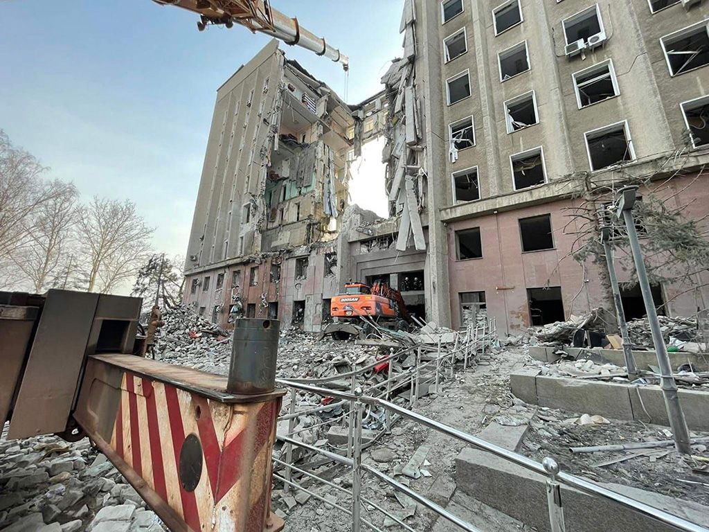 Az ukrán rendkívüli helyzetek állami szolgálata által közreadott kép az előző napi orosz légitámadásban megsemmisült helyi kormányépület romjairól Mikolajivban MTI/EPA/Ukrán rendkívüli helyzetek állami szolgálata