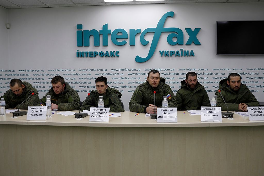 Orosz hadifoglyok az ukrán hadsereg által szervezett sajtótájékoztatón Kijevben MTI/EPA/Atef Szafadi