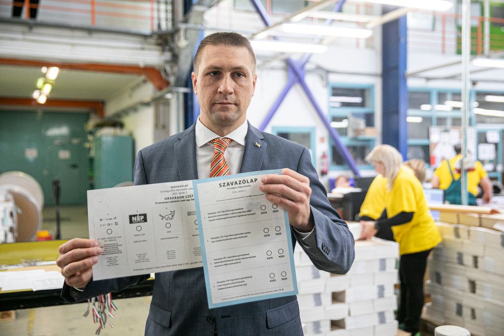 Nagy Attila, a Nemzeti Választási Iroda (NVI) elnöke mutatja az április 3-ai országgyűlési választás és a vele egy napon rendezett népszavazás szavazólapjait a budapesti ANY Biztonsági Nyomdában 1-HPGy