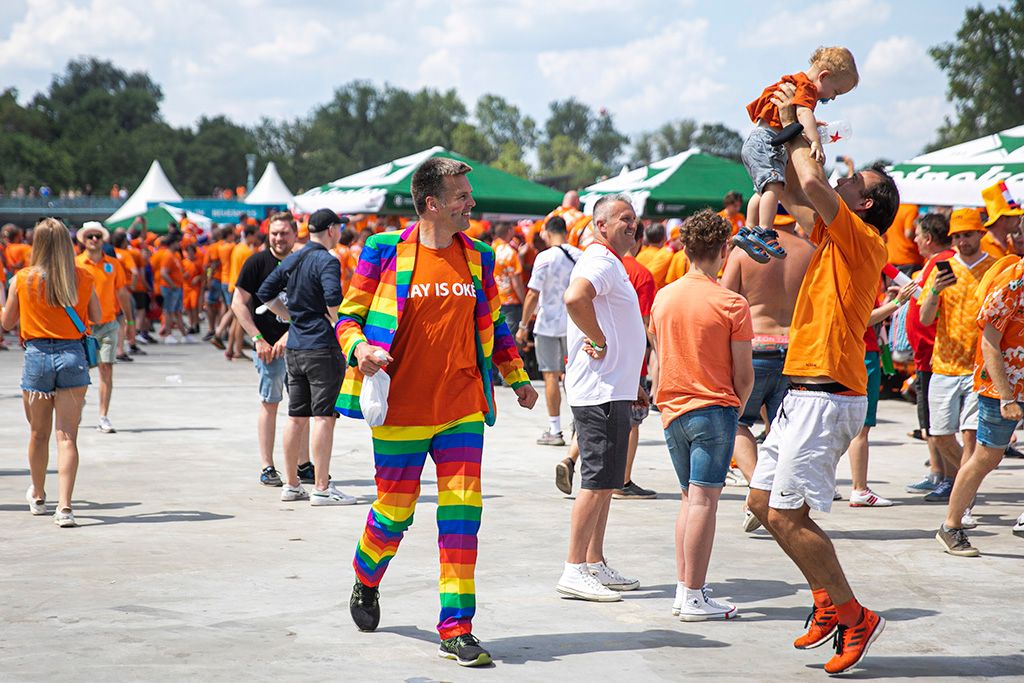 Bulival hangoltak a holland szurkolók az esti mérkőzésre 14-HPGy