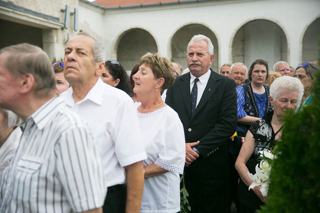 Nagy tömeg részvételével búcsúztatták el Lovas Istvánt, majd a búcsúztató és az egykori munkatársak beszédei után szűk családi körben helyezték végső nyugalomra az újságíró hamvait. A temetésen sajtóklubos kollégái, Bencsik András és Bayer Zsolt, valamint egykori Szabad Európa rádiós munkatársa, Rajki László mondtak beszédet. Fotó: Horváth Péter Gyula