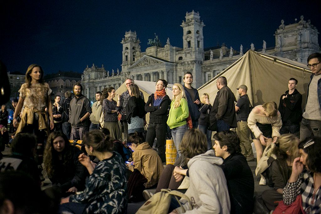 A CEU előtt demonstrálók egy csoportja a Parlamenthez vonult Fotó: Horváth Péter Gyula