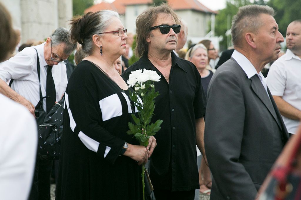 Nagy tömeg részvételével búcsúztatták el Lovas Istvánt, majd a búcsúztató és az egykori munkatársak beszédei után szűk családi körben helyezték végső nyugalomra az újságíró hamvait. A temetésen sajtóklubos kollégái, Bencsik András és Bayer Zsolt, valamint egykori Szabad Európa rádiós munkatársa, Rajki László mondtak beszédet. Fotó: Horváth Péter Gyula