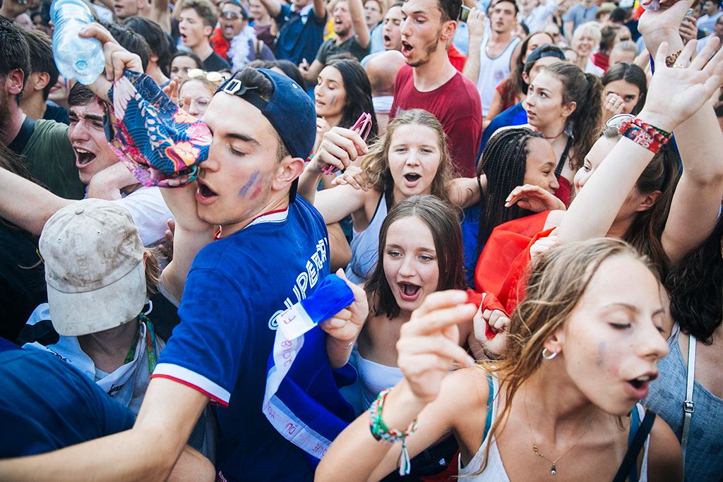 Budapest, 2018. július 15. Francia szurkolók az oroszországi labdarúgó-világbajnokság Franciaország - Horvátország döntőjének közvetítése alatt Budapesten, a Szabadság téren  Fotó: Horváth Péter Gyula