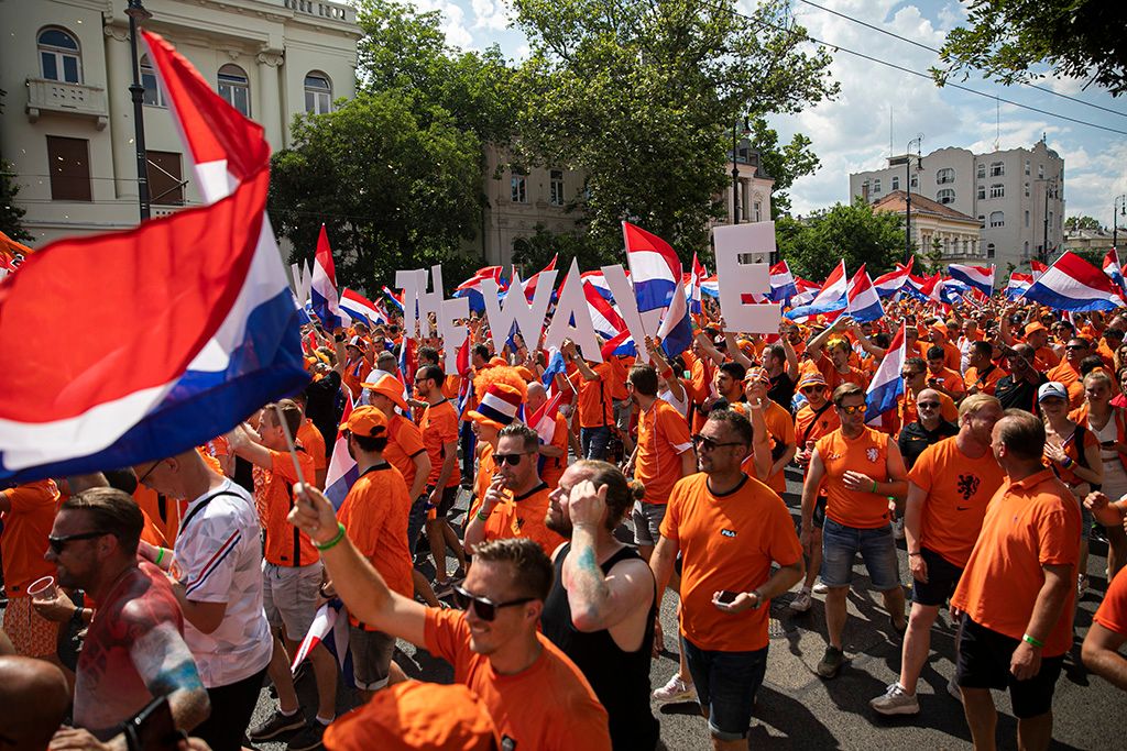 Bulival hangoltak a holland szurkolók az esti mérkőzésre 32-HPGy