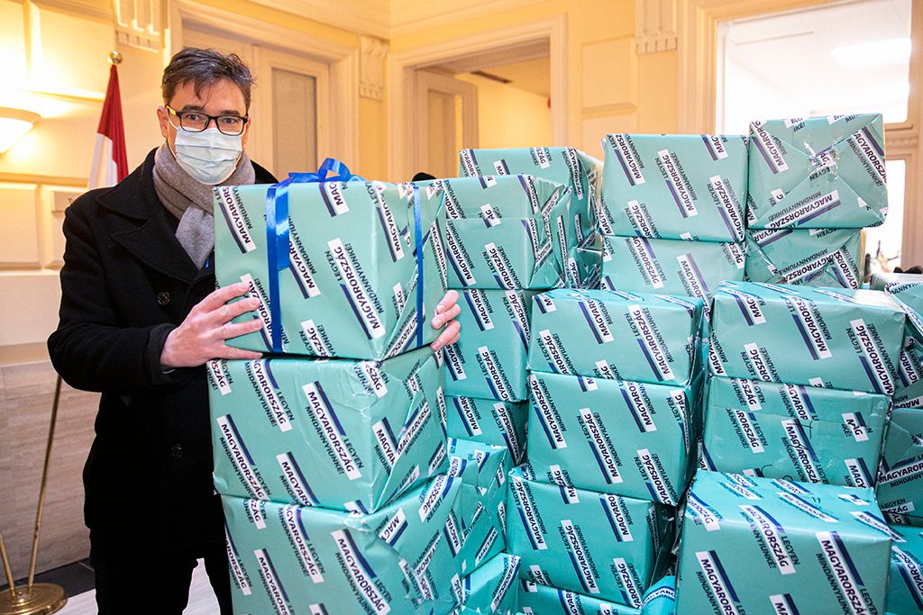 Élőlánccal viszi az ellenzék az aláírásokat a választási irodához 18-HPGy
