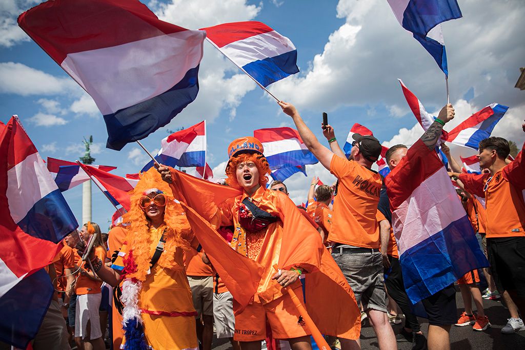 Bulival hangoltak a holland szurkolók az esti mérkőzésre 23-HPGy