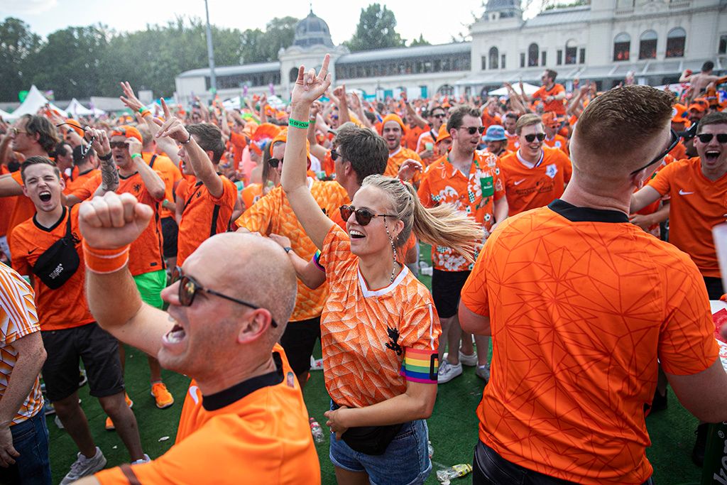 Bulival hangoltak a holland szurkolók az esti mérkőzésre 7-HPGy