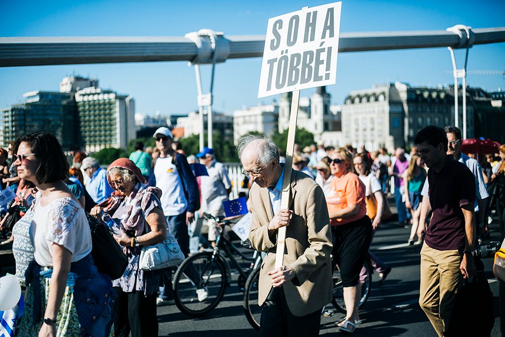 Az Élet menetének résztvevői Budapesten, az Erzsébet híd pesti hídfőjénél 2018. május 13-án. A holokauszt áldozataira emlékező emléksétát tizenhatodik alkalommal rendezték meg. Fotó: Horváth Péter Gyula