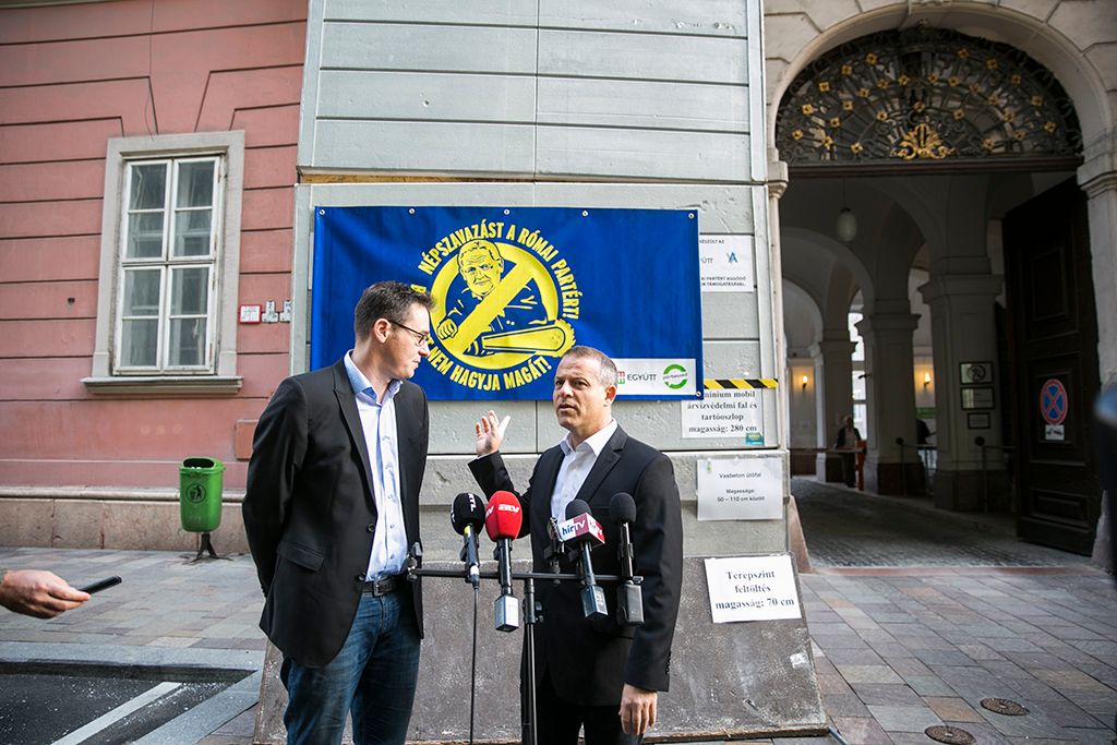 Juhász Péter és Karácsony Gergely, közös akciót tart a Római-part védelmében, a mobilgát megépítése ellen a Fővárosi Közgyűlésen Fotó: Horváth Péter Gyula