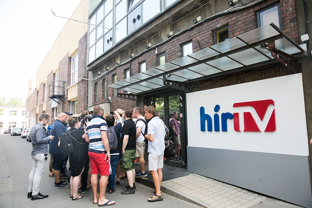 Hír Média munkatársai a Hír TV épületénél. Fotó: Horváth Péter Gyula