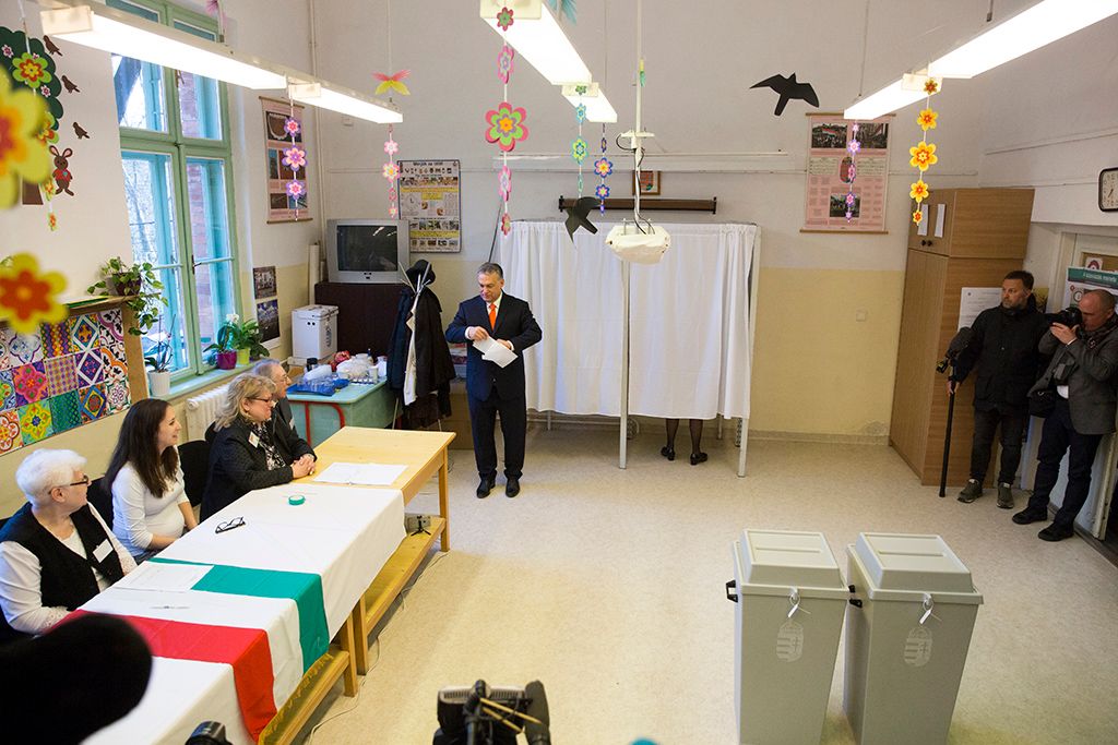 Már reggel elment szavazni Orbán Viktor miniszterelnök és felesége, Lévai Anikó. Fotó: Horváth Péter Gyula