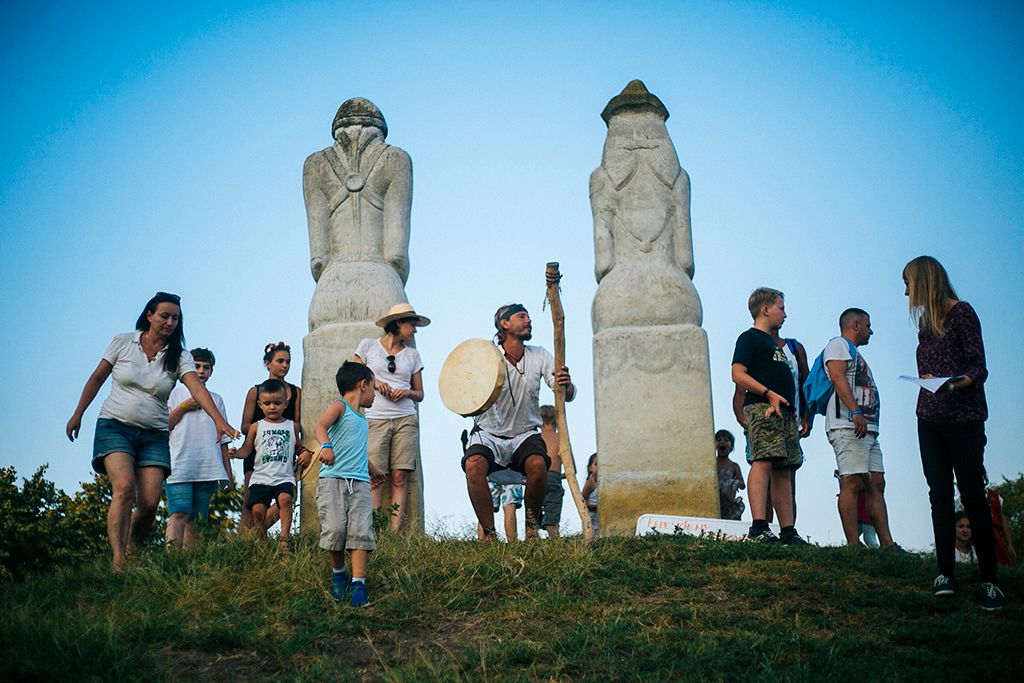 Ópusztaszer a magyarság számára egy fontos gyülekezőhely. Anonymus leírása szerint Árpád vezér és nemesei 34 napot töltöttek a környéken, ahol megállapították az ország törvényeit, vagyis szerét ejtették az ország dolgainak - Megtartották a Magyarok Országos Gyűlésént Ópusztaszeren Fotó: Horváth Péter Gyula