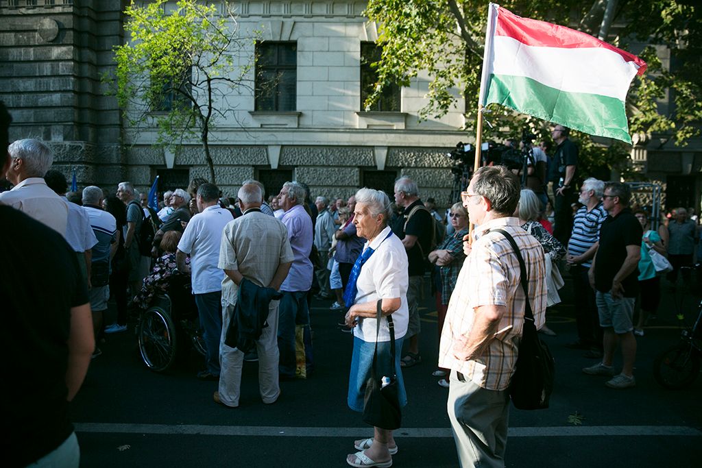 A Demokratikus Koalíció (DK) Utcára, európai magyarok! címmel meghirdetett kormányellenes demonstrációjának résztvevői a belvárosi Kossuth Lajos tér és Alkotmány utca sarkánál 2018. szeptember 18-án. Fotó: Horváth Péter Gyula