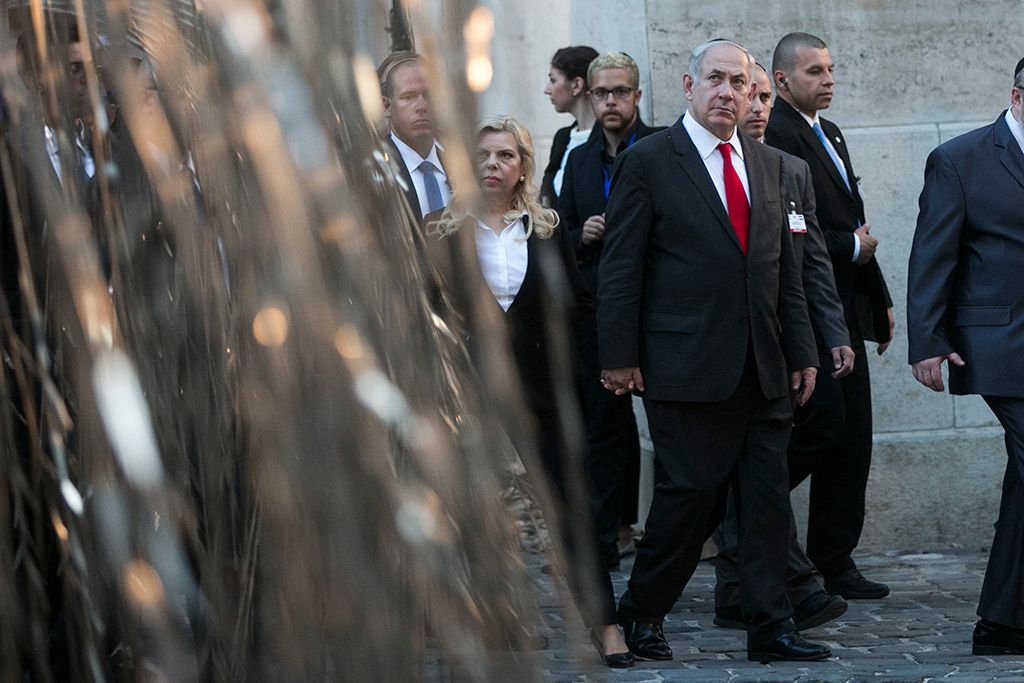 Orbán Viktor miniszterelnök  Benjámin Netanjahu izraeli miniszterelnök részt vesz a holokauszt áldozatainak emlékére tartott megemlékezésen az Emanuel Emlékfánál, a Dohány utcai zsinagóga udvarán 2017. július 19-én. A magyar miniszterelnök és izraeli vendége a látogatással a Mazsihisz meghívásának tesz eleget. Fotó: Horváth Péter Gyula