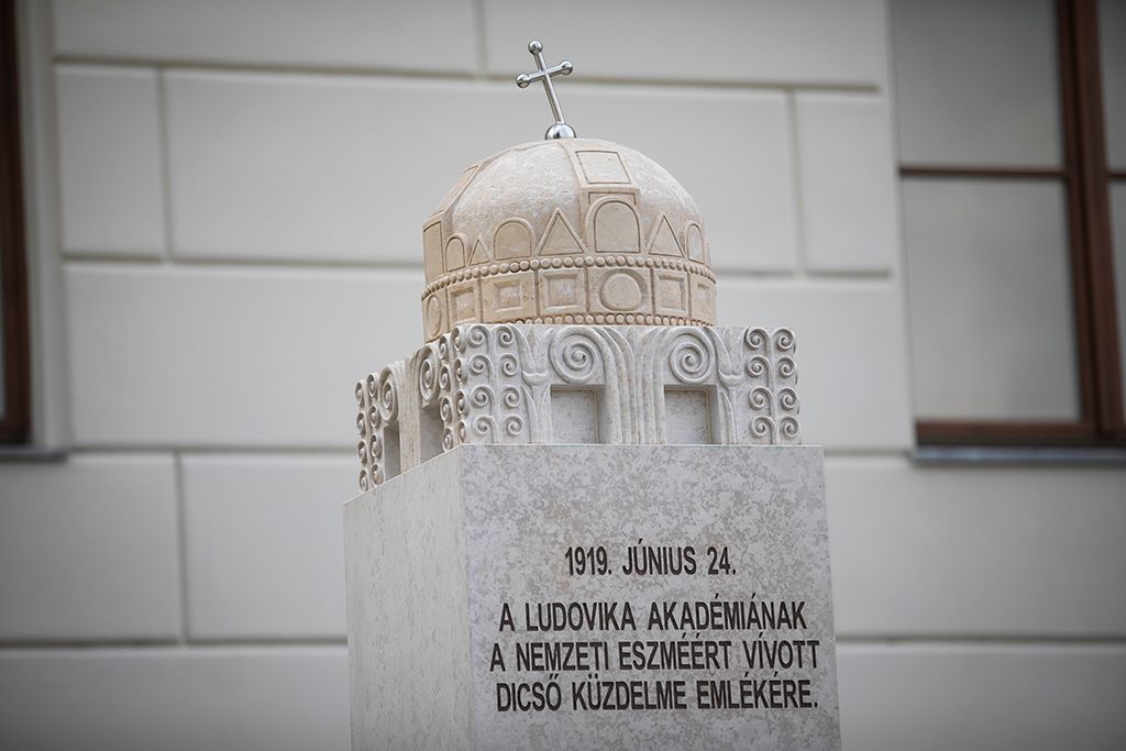 Emlékoszlop a Ludovika Campuson 1-HPGy
