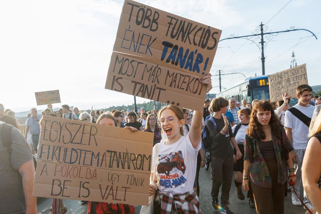 20230915 -- Tanár-diák tüntetés, hídfoglalás // fotó: Hatlaczki Balázs