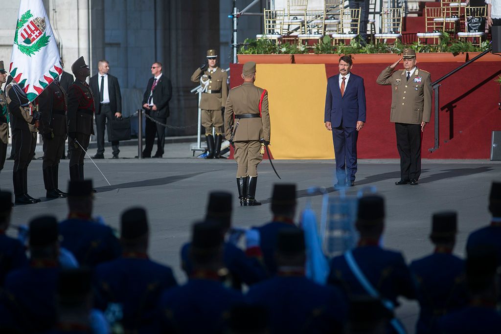 Díszünnepség és tisztavatás a Kossuth téren 4-HPGy