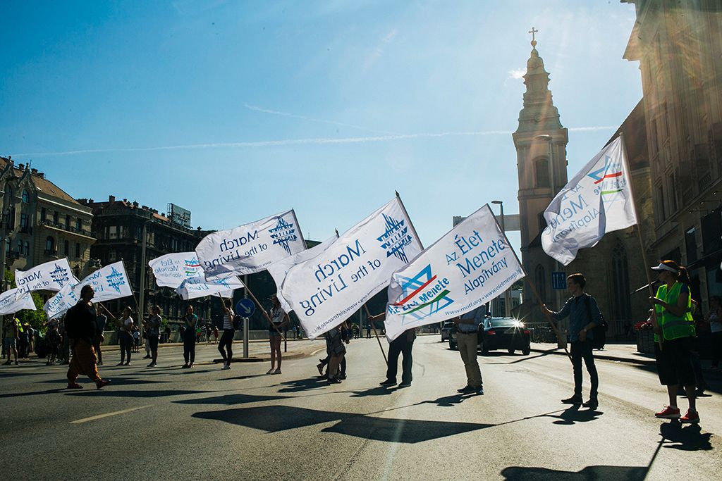 Az Élet menetének résztvevői  Budapesten, az Erzsébet híd pesti hídfőjénél 2018. május 13-án. A holokauszt áldozataira emlékező emléksétát tizenhatodik alkalommal rendezték meg. Fotó: Horváth Péter Gyula