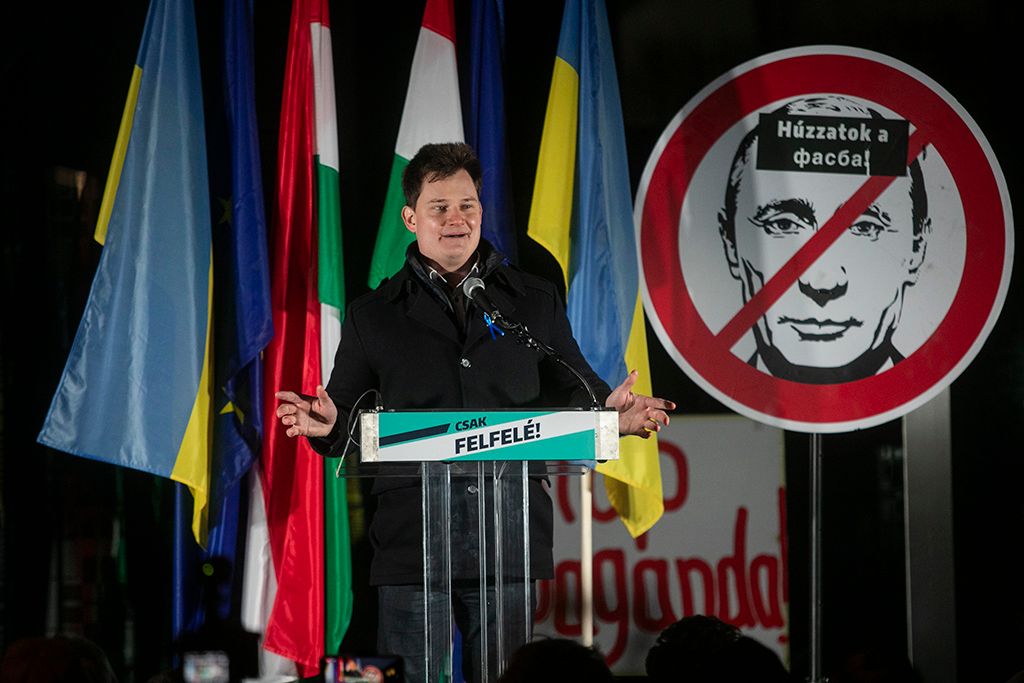 Kanász-Nagy Máté az MTVA székháza előtt a közmédia elleni tünetésen 8-HPGy