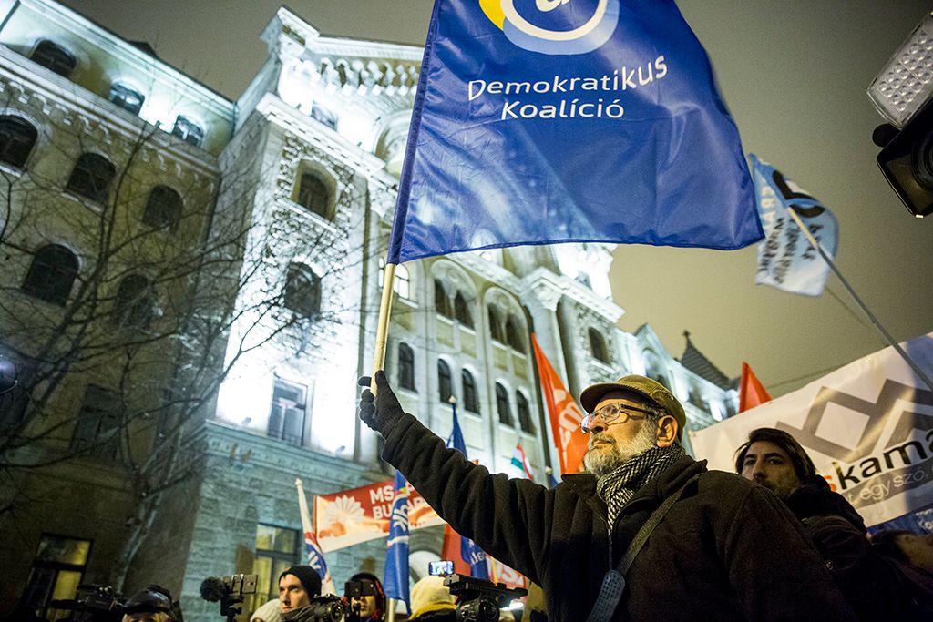 Budapest, 2019. január 23. Résztvevők az Ismeretlen tettesek tüntetése címmel meghirdetett ellenzéki demonstráción Budapesten, a Legfőbb Ügyészség épületénél 2019. január 23-án. Fotó: Horváth Péter Gyula