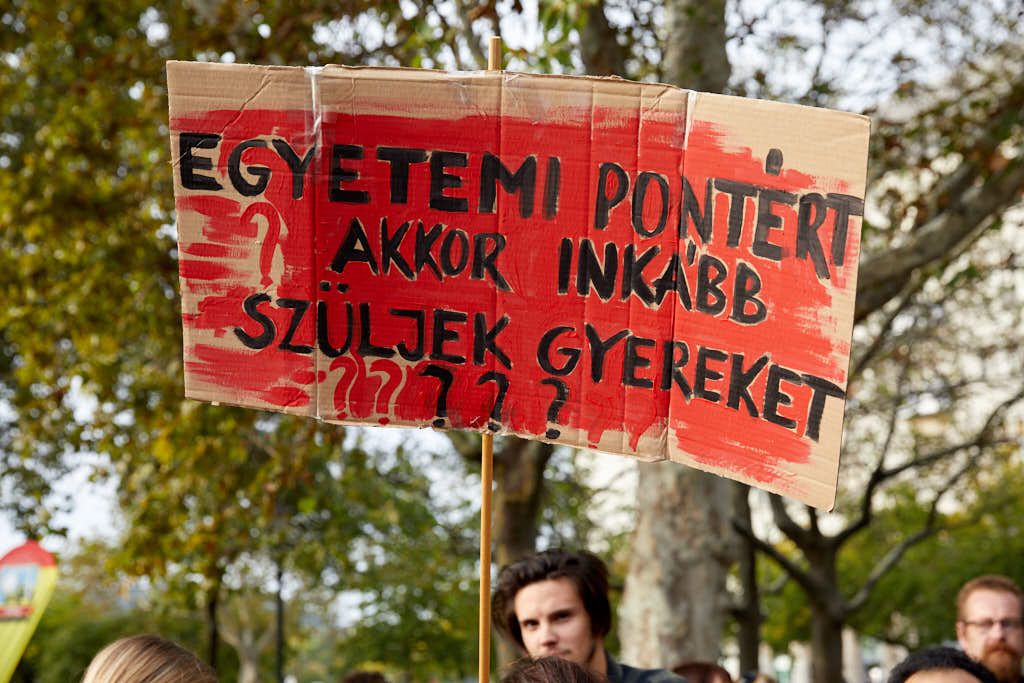 Diákok és tanárok tüntetnek a Margithídnál 03 20221005 -- fotó - Hatlaczki Balázs