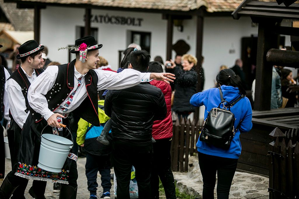 Húsvét Hollókő locsolás 06-HPGY
