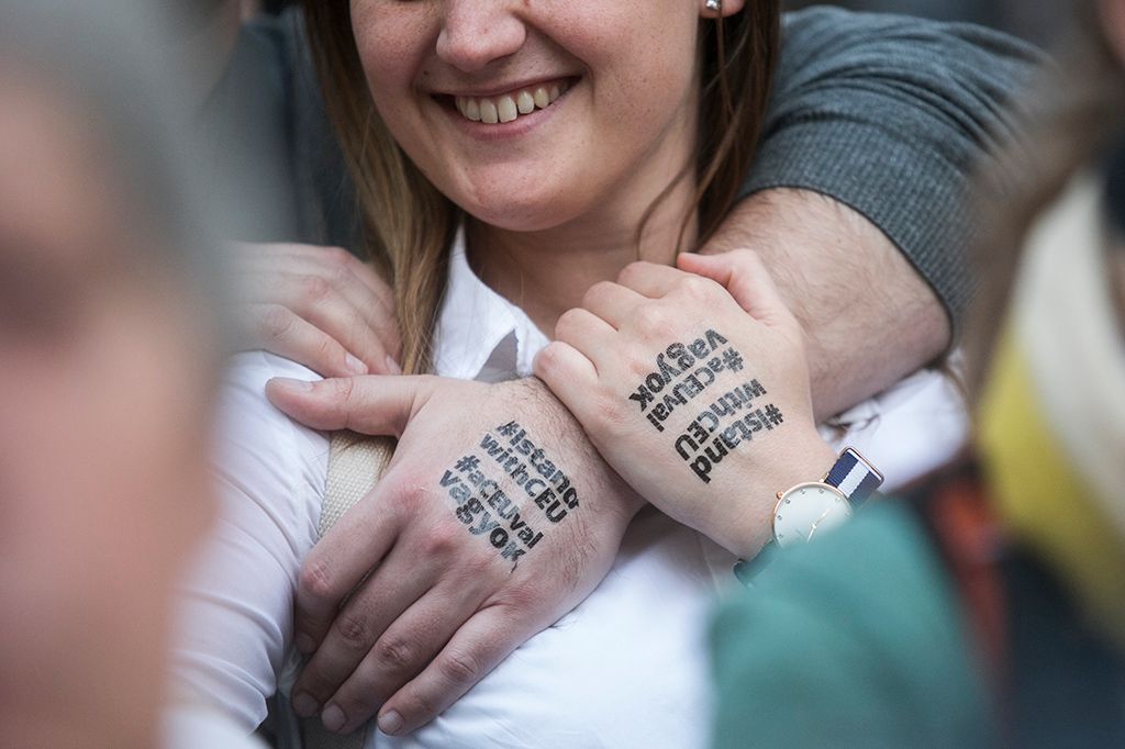 Résztvevők az Oktatási szabadságot csoport Élőlánc a CEU körül címmel meghirdetett demonstrációján Fotó: Horváth Péter Gyula