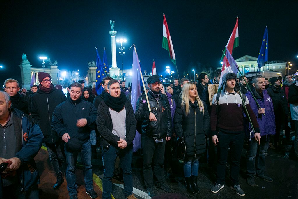 Momentum  tagjai a Jobbik tüntetésen a Fidesz székháza előtt Budapesten 2017. december 15-én. Fotó : Horváth Péter Gyula