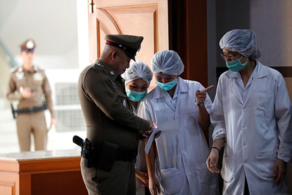 Thai kórházi dolgozók és rendőr a gyermekek hogylétéről tartott sajtótájékoztatón – Fotó: MTI/EPA