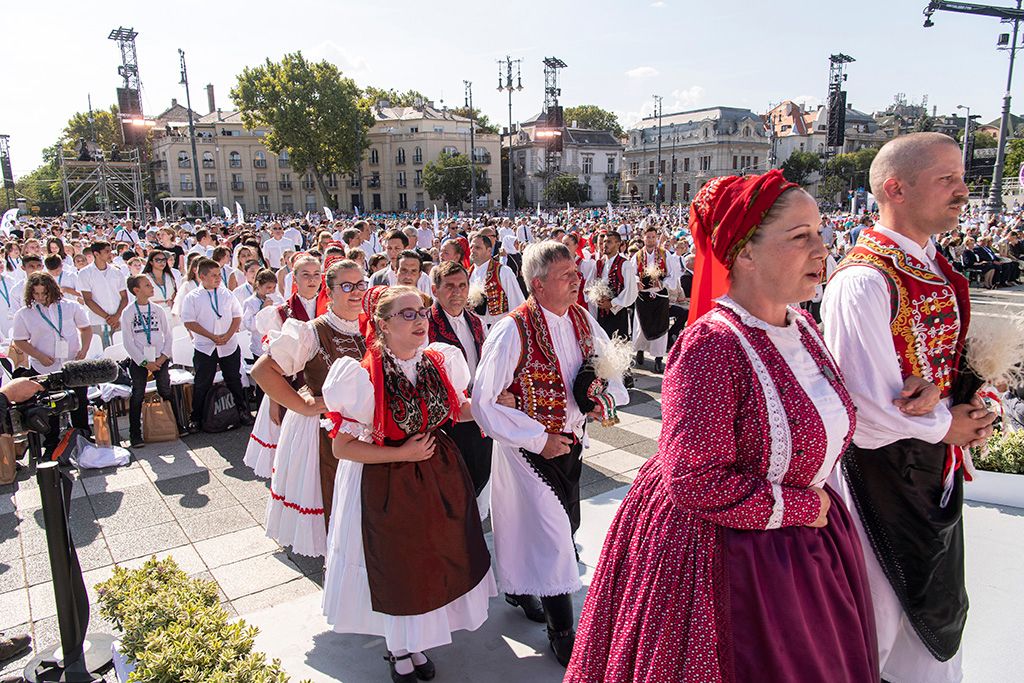 A Magyarország, Mária országa című előadás szereplői az 52. Nemzetközi Eucharisztikus Kongresszust megnyitó ünnepi szentmise előtt a Hősök terén MTI/Szigetváry Zsolt