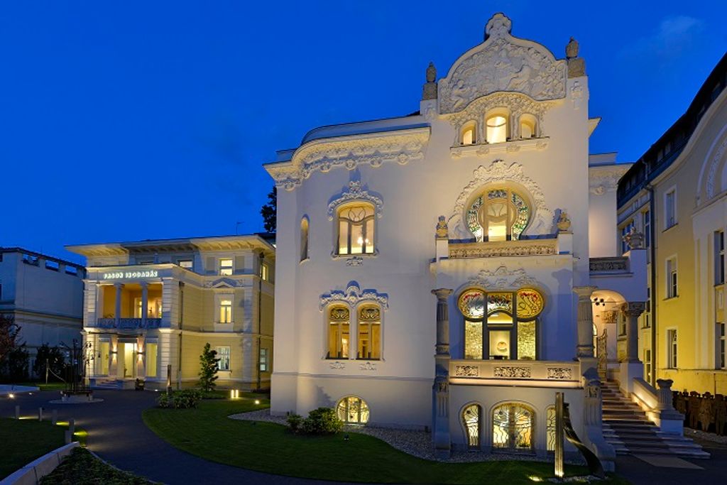 A Klösz Villa és a ResoArt Villa a Városliget közvetlen szomszédságában a 19. század végén kialakult elegáns polgári negyed jellegzetes épületei